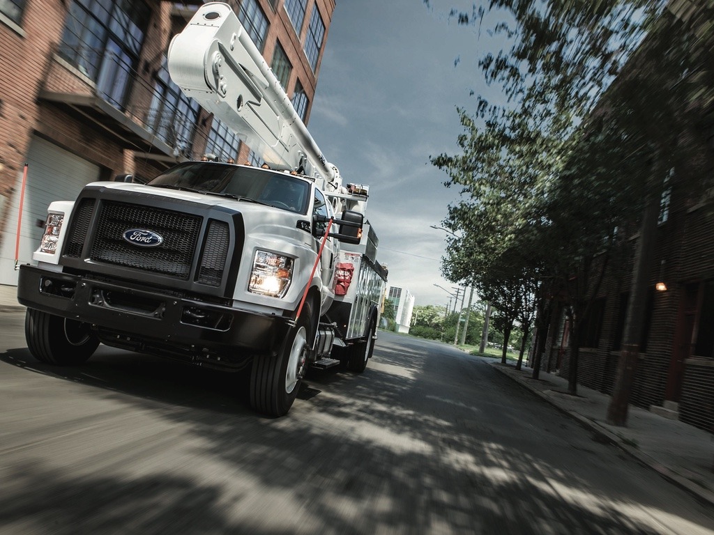 Ford F-750 avec nacelle en milieu urbain, un camion commercial aménagé pour les travaux spécialisés.