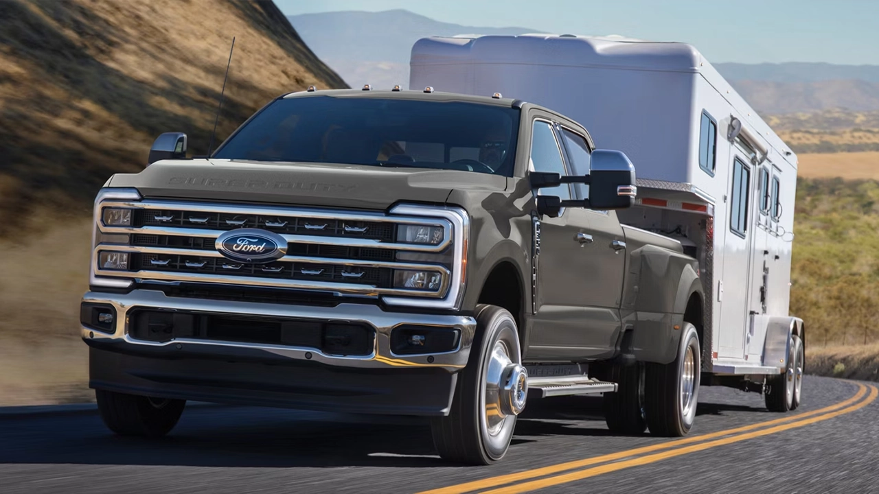 Vue 3/4 avant et latérale d'un Ford F-350 sur route tirant une roulotte