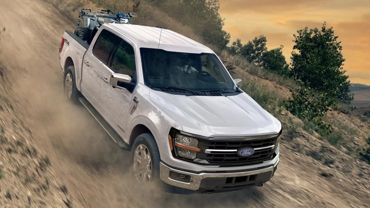 Vue 3/4 avant et latérale du Ford F-150 descendant une montagne sur un chemin de roche escarpé