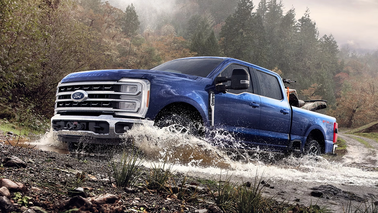 Vue 3/4 avant et latérale du Ford F-250 traversant une marre d'eau en pleine puissance