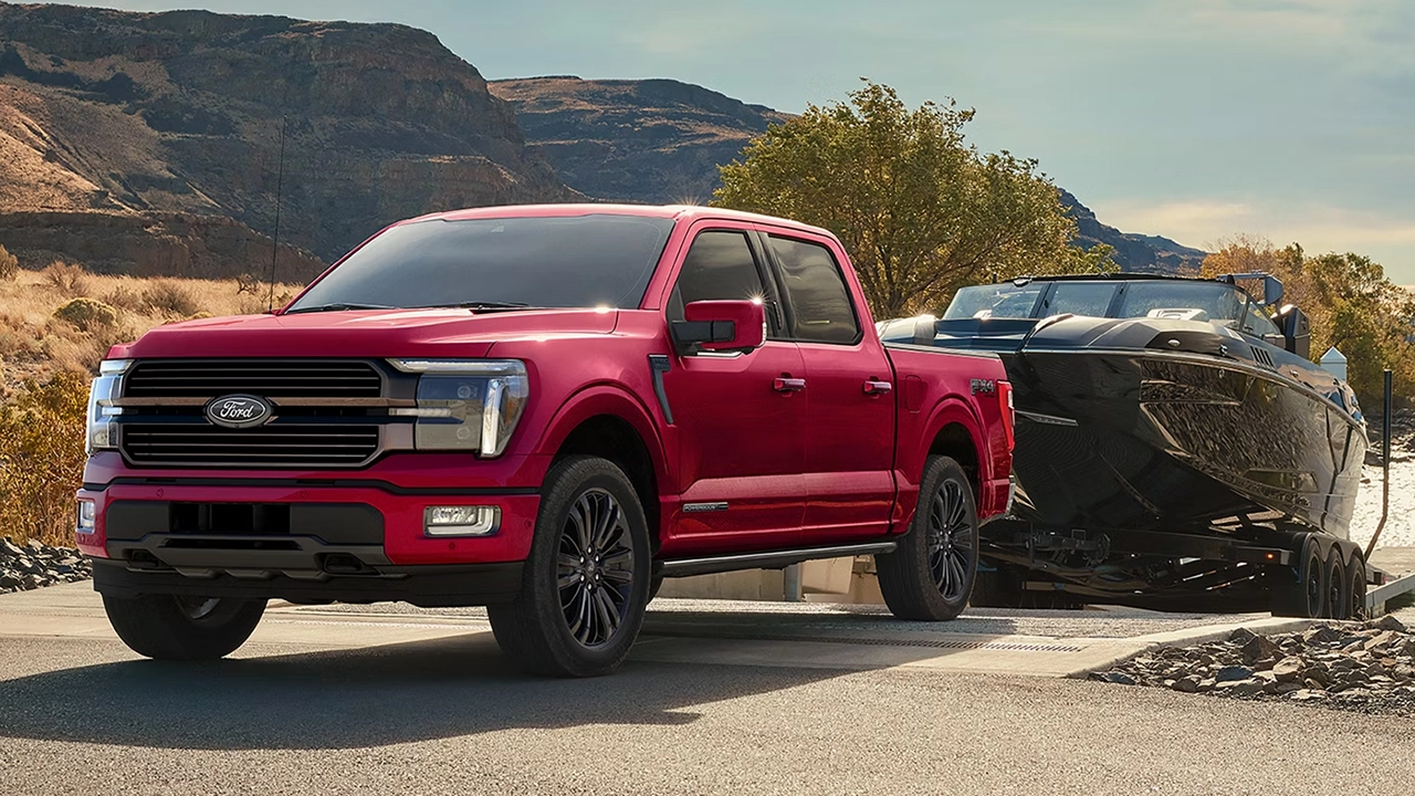 Vue 3/4 avant et latérale d'un Ford F-150 tirant un bateau