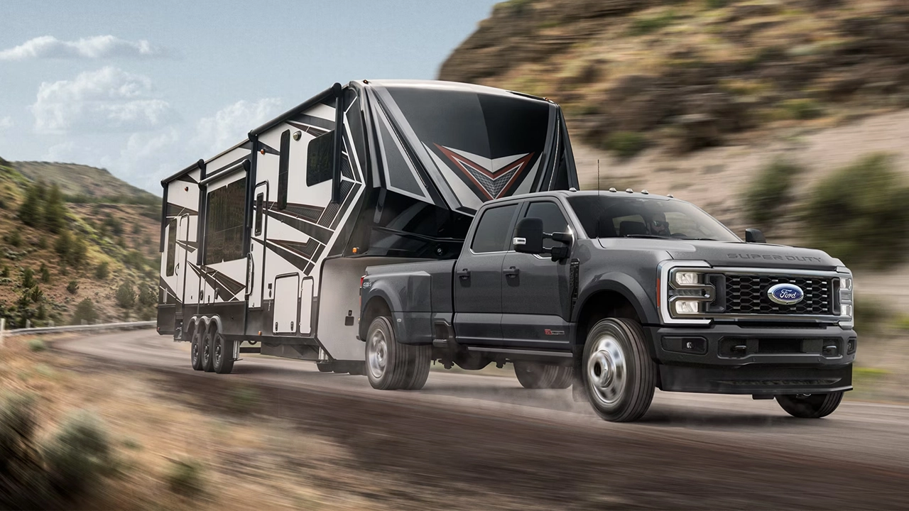 Vue latérale du Ford F-250 tirant une roulotte en pleine puissance