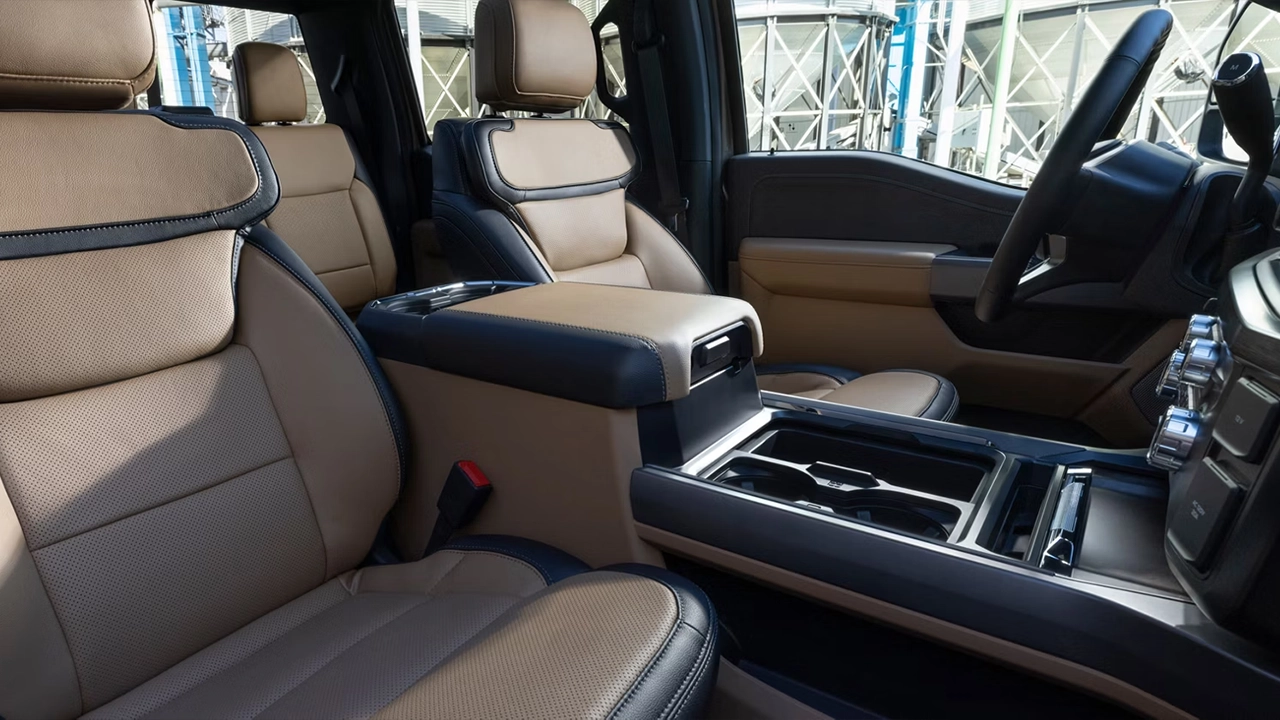 Vue intérieur du Ford F-250 et de son confort