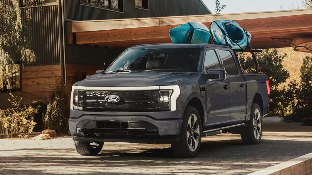 Vue 3/4 avant et latérale du Ford F-150 avec canoé sur le toit et prêt à partir de la maison