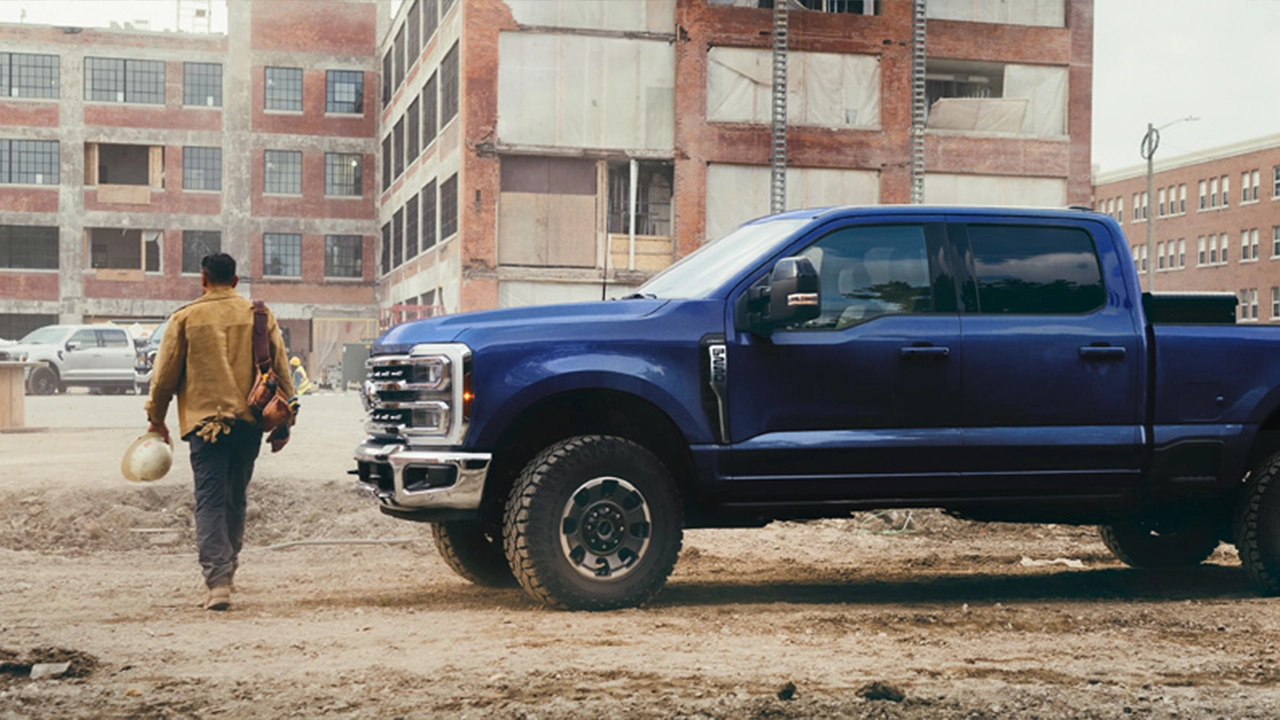 Vue latérale du Ford F-250 en arrêt avec son propriétaire allant au travail