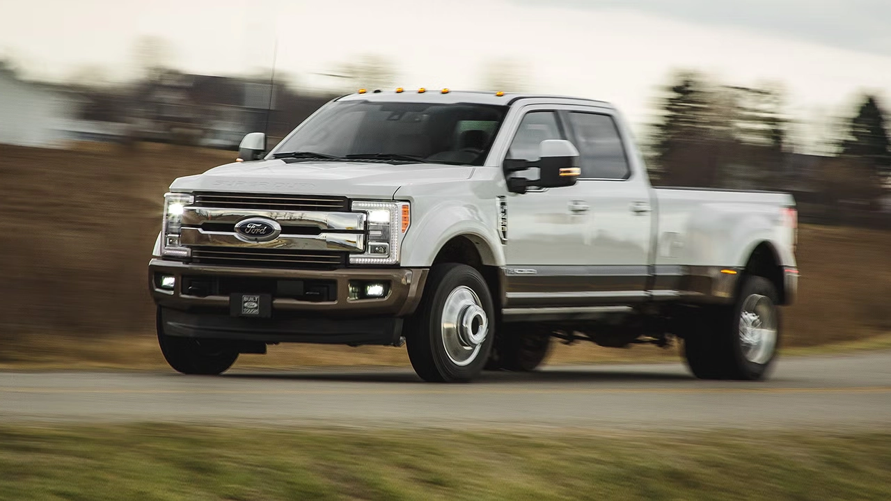 Vue 3/4 avant et latérale du Ford F-450 sur route en pleine puissance