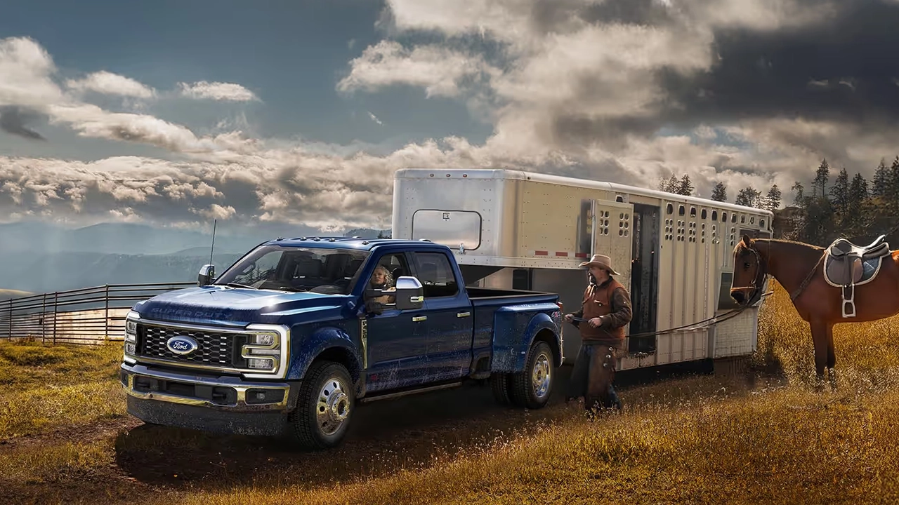 Vue 3/4 avant et latérale du Ford F-450 avec roulotte à chevaux