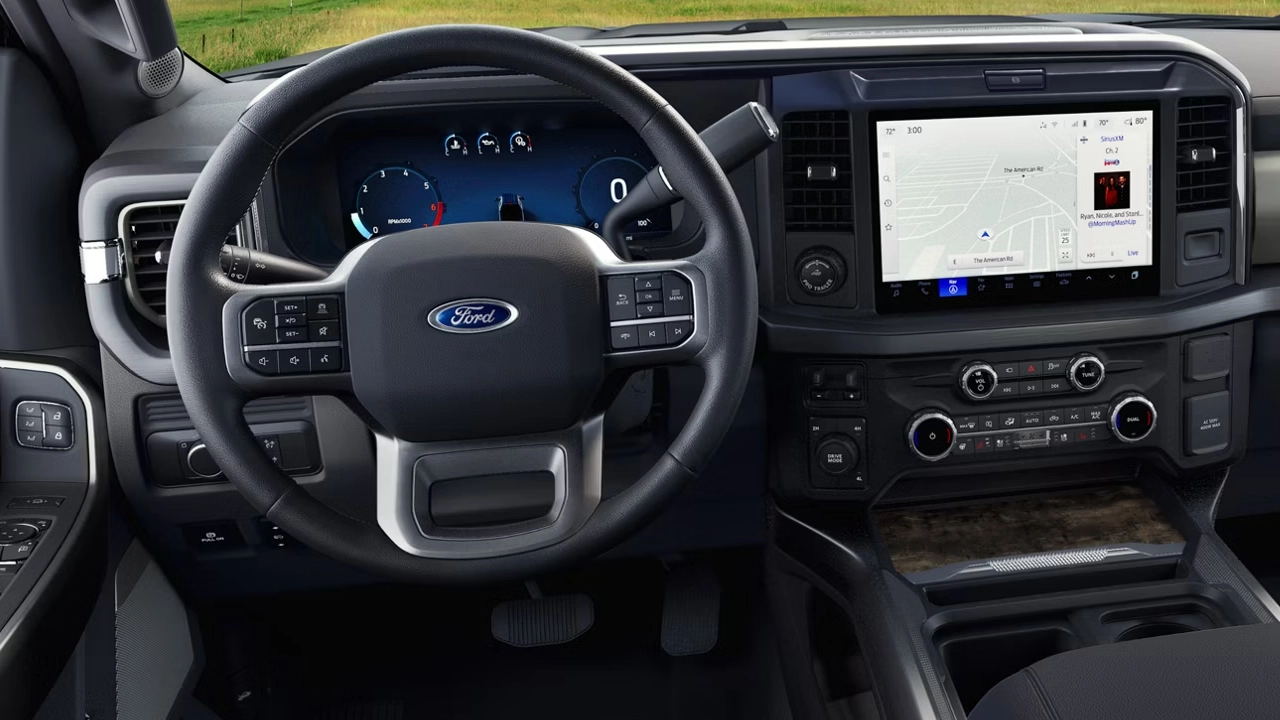 Vue de l'intérieur du Ford F-350 et de son tableau de bord