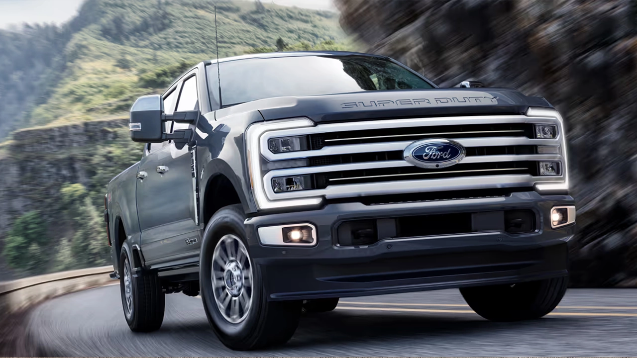 Vue 3/4 avant et latérale du Ford 450 2026 sur route en pleine puissance