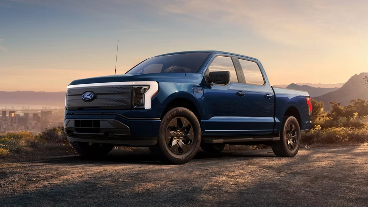 Ford F-150 Lightning 2026 électrique bleu au coucher du soleil en hauteur.