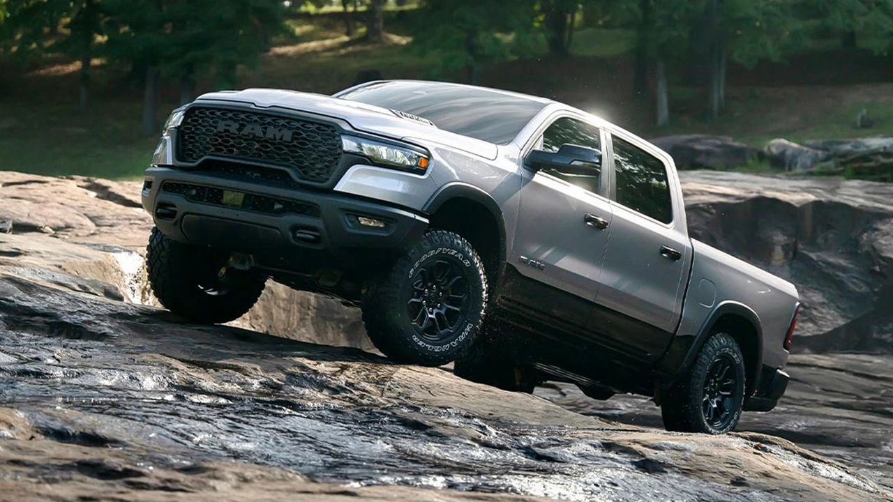 RAM 1500 2026 gris franchissant des rochers en tout-terrain.