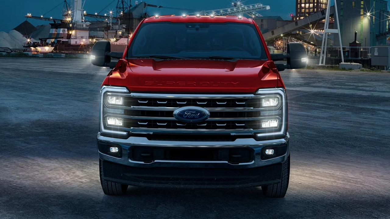 Vue avant latérale du Ford F-450 Super Duty 2026 rouge garé au port