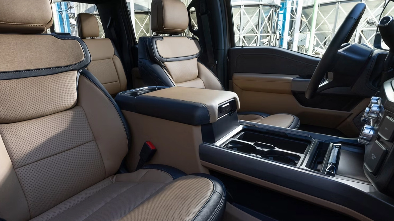 Vue intérieur du Ford F-450 Super Duty 2026 et de son habitacle