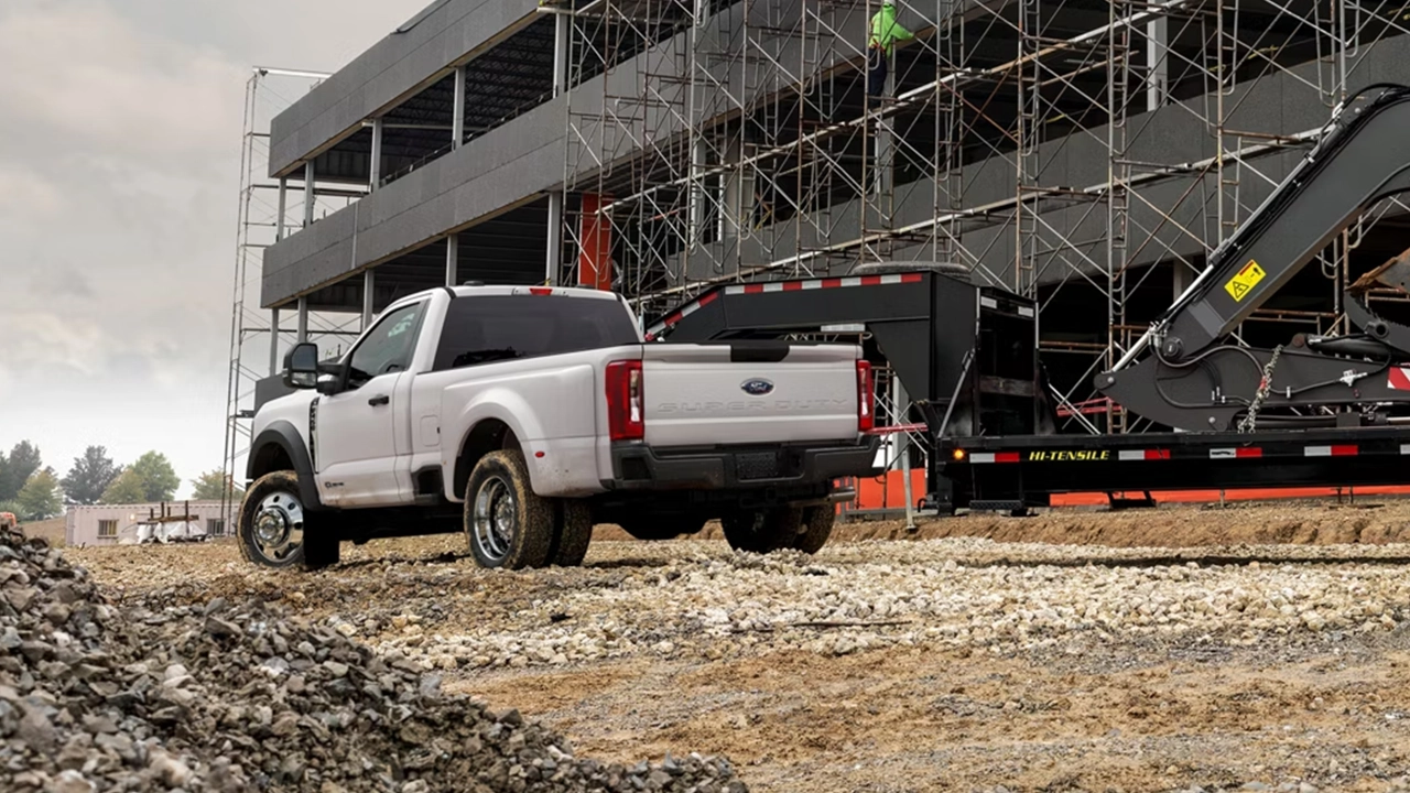 Vue arrière du Ford F-450 tiran une remorque avec une pépine sur un chantier