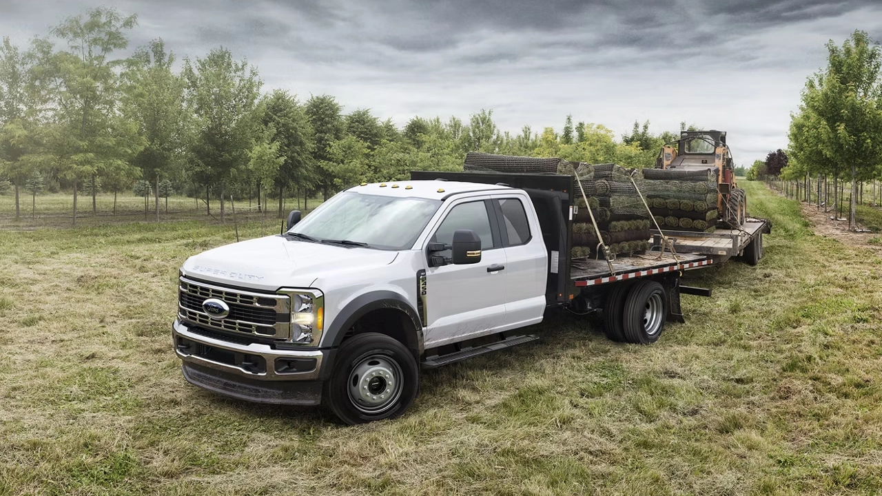 Ford F-550 Super Duty remorquant une remorque plateau