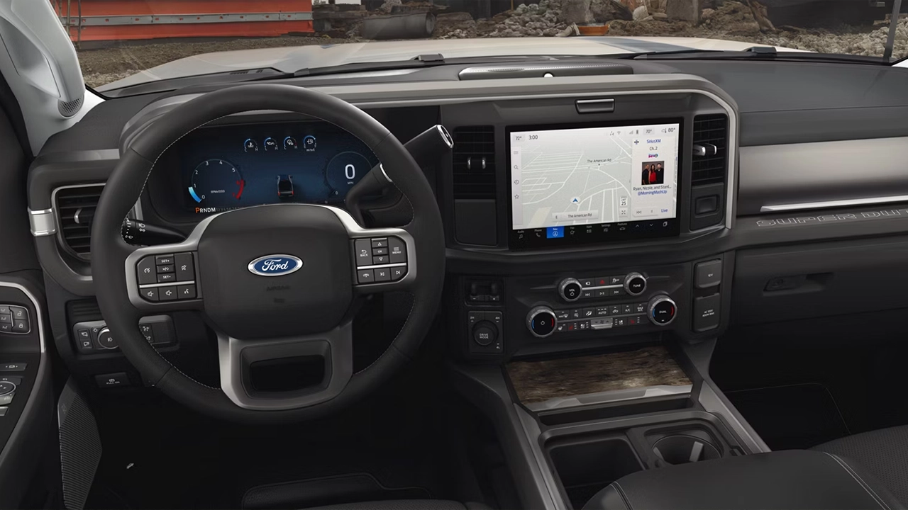 Intérieur et tableau de bord du Ford F-550 Super Duty 2025