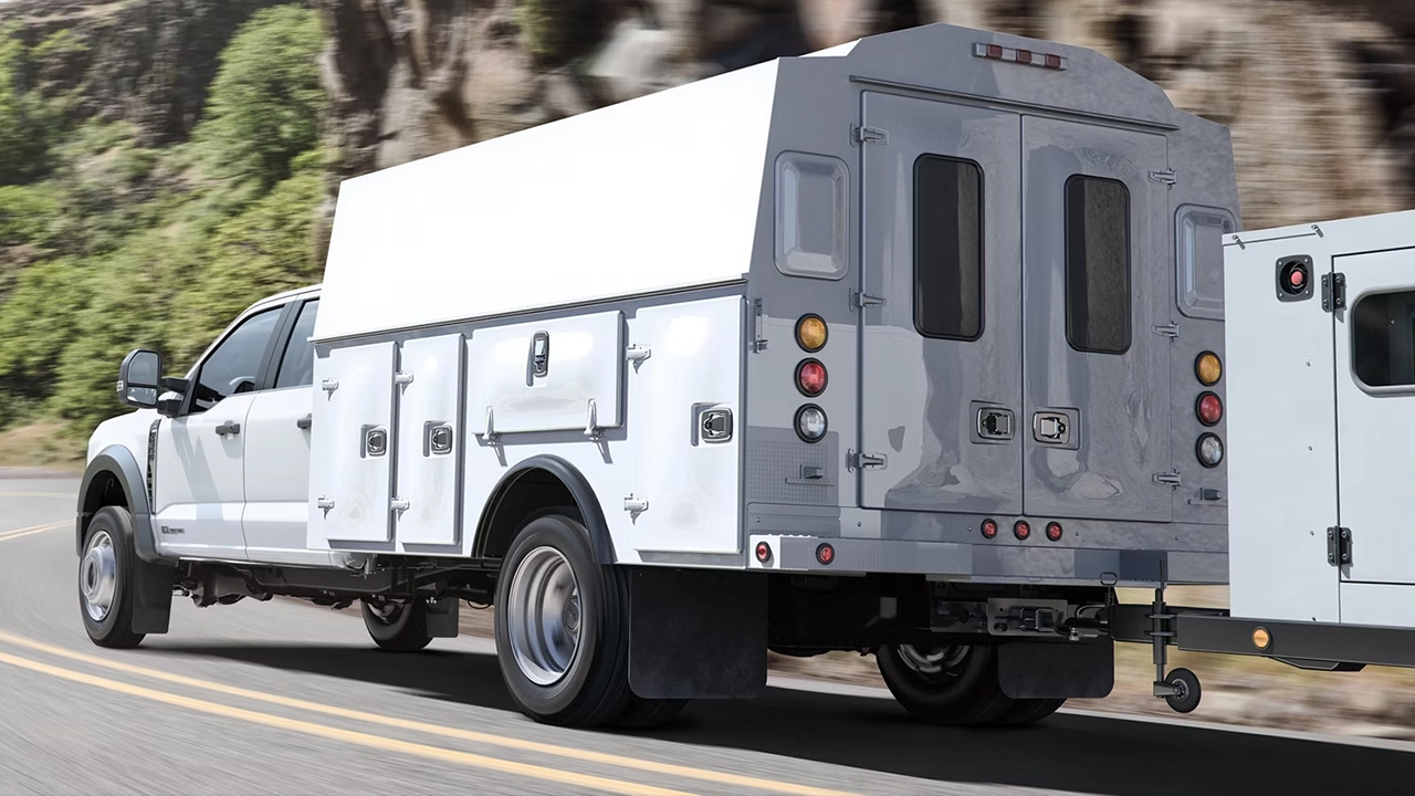 Arrière du Ford F-550 Super Duty 2025 avec boîte de service
