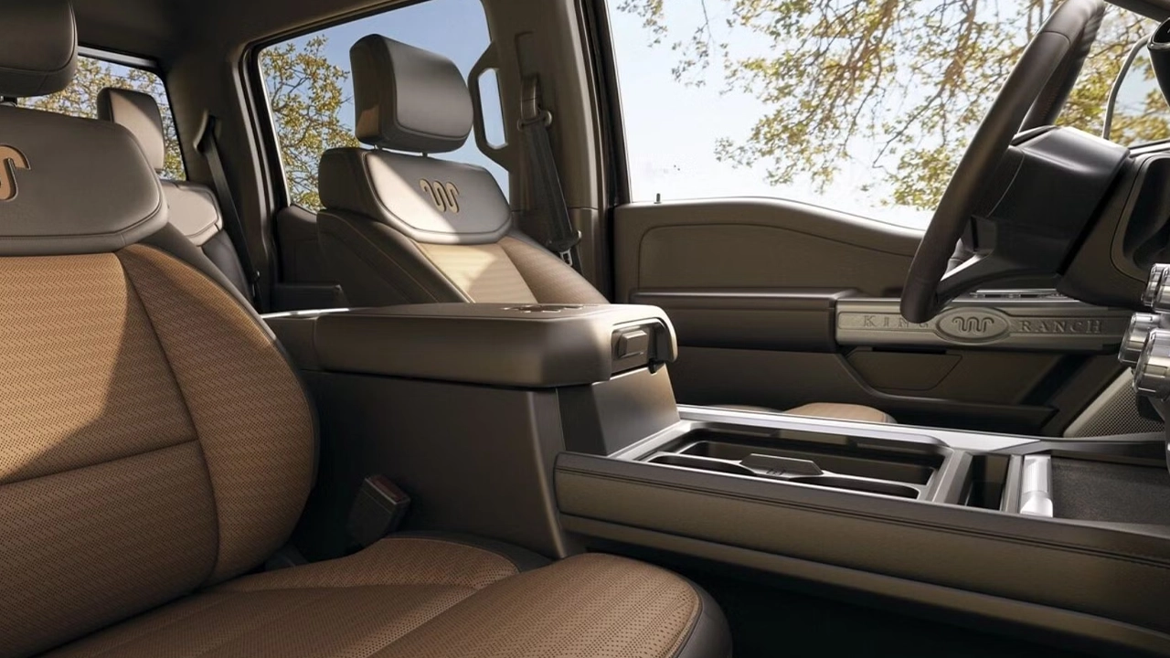 Intérieur Ford F-350 King Ranch avec sièges en cuir bicolore beige et brun, logo King Ranch brodé sur les appuie-têtes.